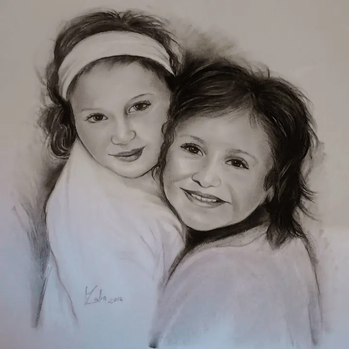Due bambine abbracciate, carboncino